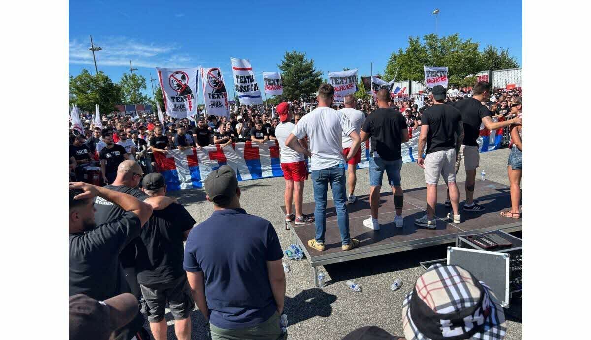Supporters lyonnais manifestant pour le départ de John Textor
