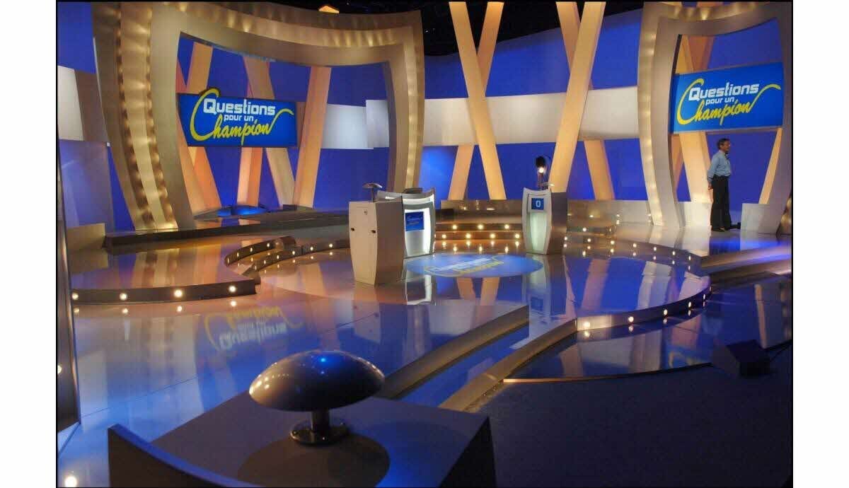 Logo et animateur de Questions pour un champion