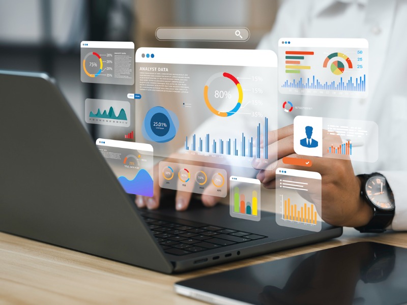 Un analyste utilise un ordinateur pour l’analyse des données commerciales.