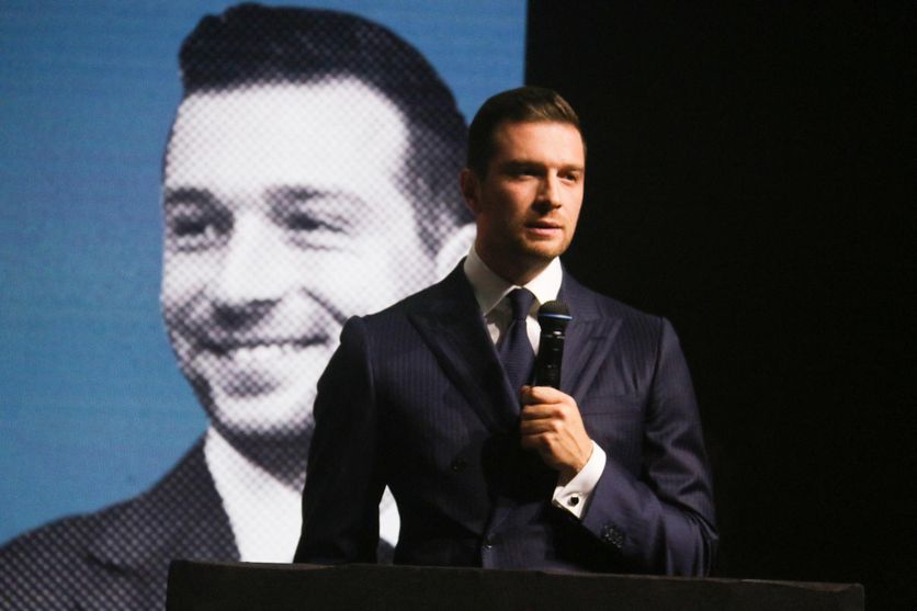 Le président du RN Jordan Bardella au « sommet des libertés » à Paris