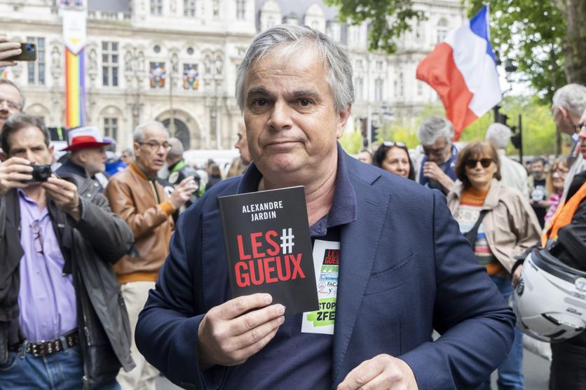 Alexandre Jardin lors d’une manifestation organisée par le collectif les #Gueux pour la suppression des ZFE, à Paris le 17 mai.