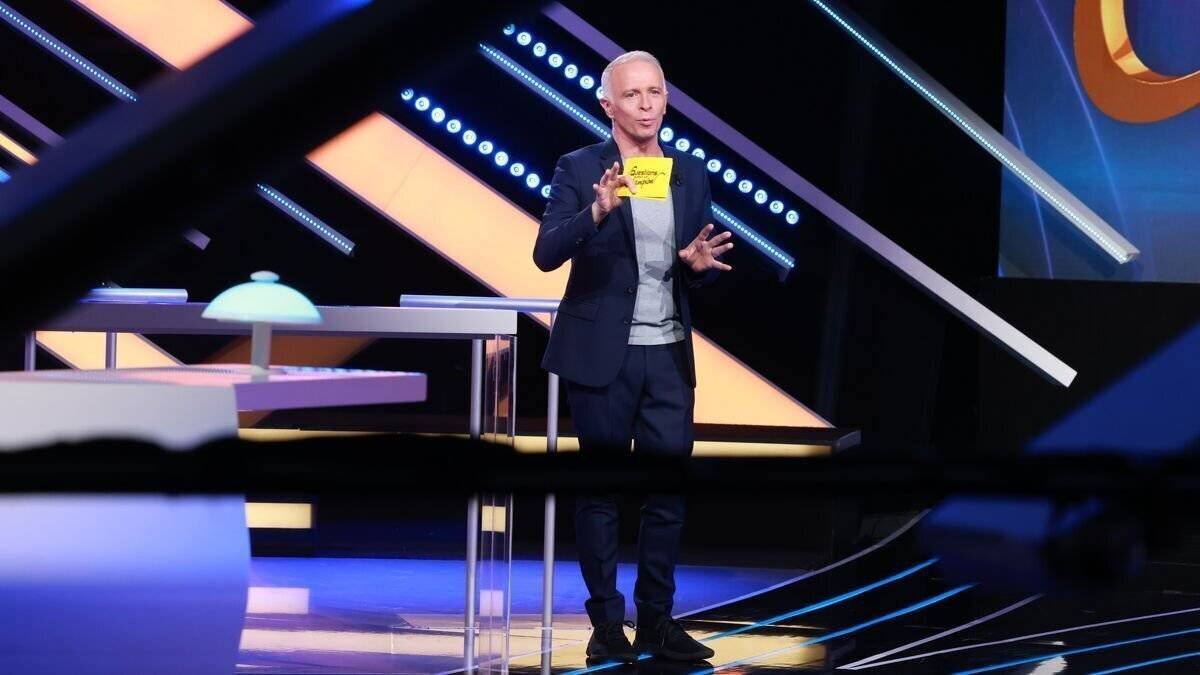 Samuel Étienne face caméra