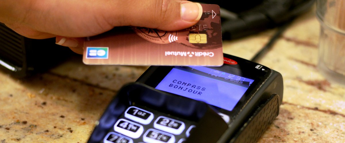 Distributeur de billets avec un dispositif suspect
