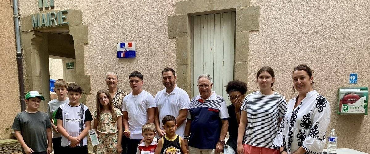 Cérémonie de remise de cadeaux aux élèves à Floure