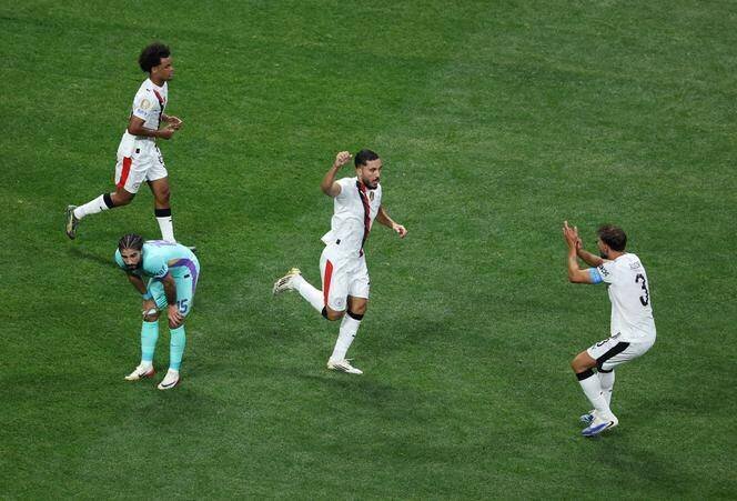 Rayan Cherki célèbre son premier but avec Manchester City