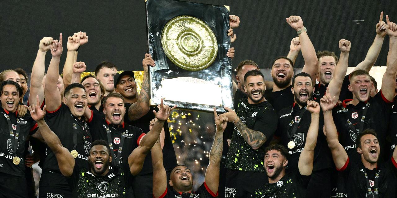 Les joueurs de Toulouse célèbrent avec le Bouclier de Brennus