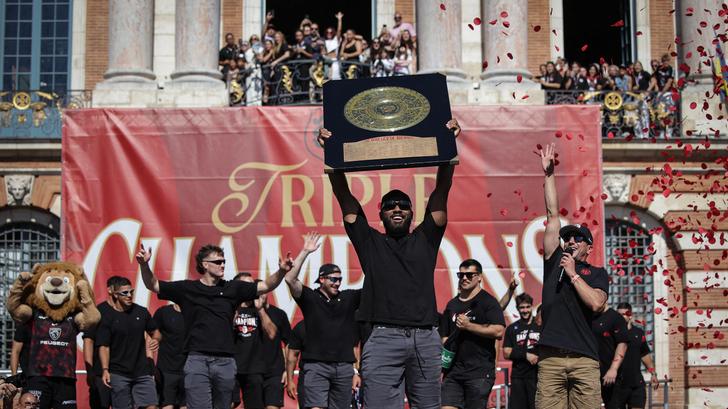 Les joueurs de Toulouse brandissent le Bouclier de Brennus après avoir remporté le championnat de France de rugby à XV, sur la place du Capitole à Toulouse, dans le sud-ouest de la France, le 29 juin 2025.