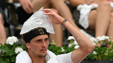 Le joueur allemand Alexander Zverev tente de se raffraichir avec un sace de glace pendant les Jeux Olympiques de Paris, en 2024. (PATRICIA DE MELO MOREIRA / AFP)