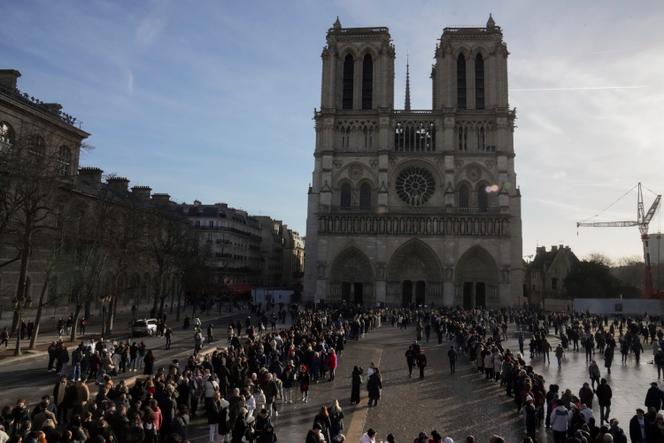 Devant la cathédrale Notre-Dame de Paris, le 20 décembre 2024.
