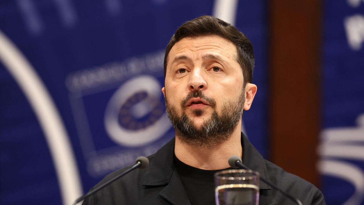 Le président ukrainien Volodymyr Zelensky s'adresse aux membres de l'Assemblée parlementaire du Conseil de l'Europe à Strasbourg, dans l'est de la France, le 25 juin 2025.