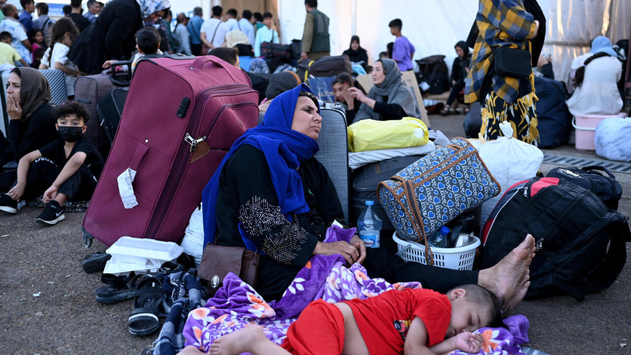 Des Afghans à leur arrivée au poste-frontière d'Islam Qala, à la suite de leur expulsion d'Iran, le 28 juin 2025