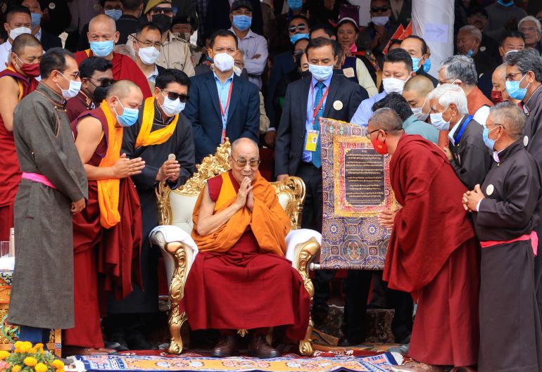 Le Dalaï Lama recevant un prix lors de la Journée de la Déclaration de l'Union Territoriale Ladakh, août 2022