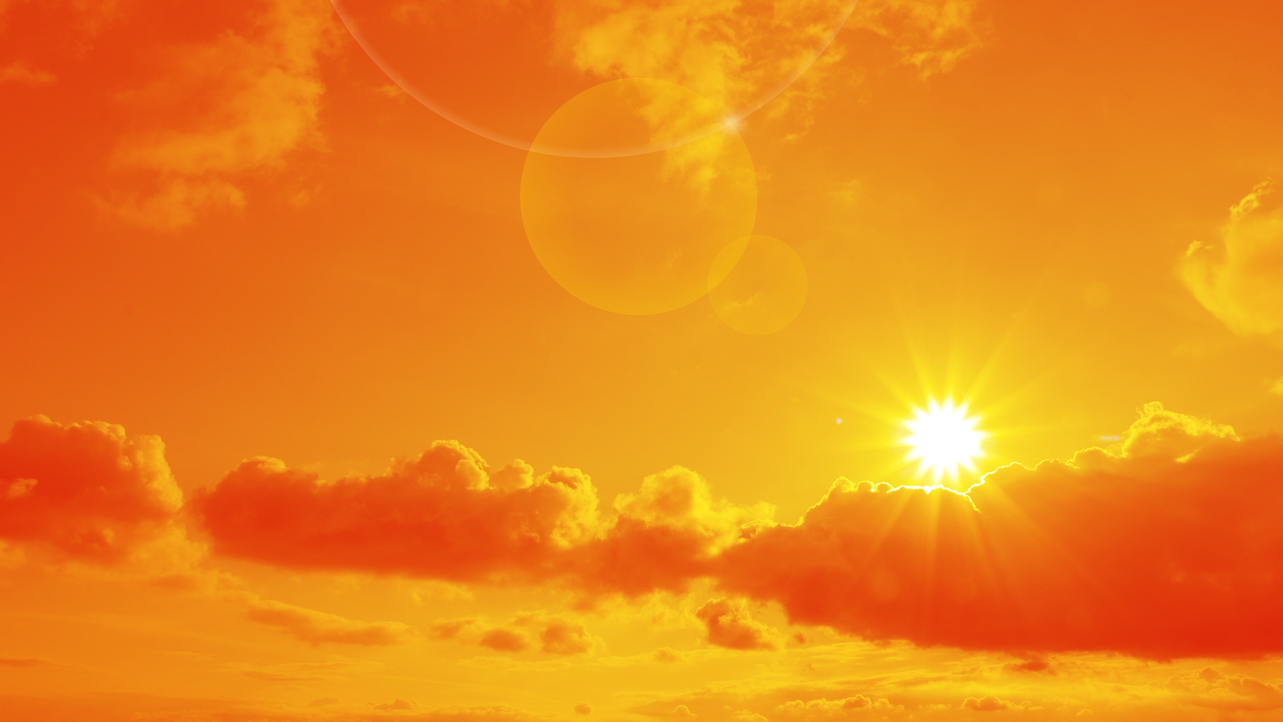 Paysage urbain sous la canicule avec ciel brûlant