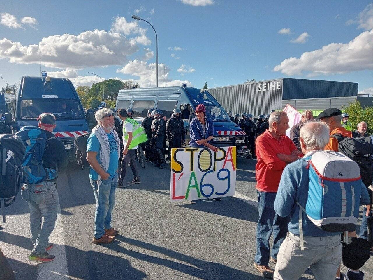 Manifestation et forces de l'ordre lors des interventions sur l'autoroute A69