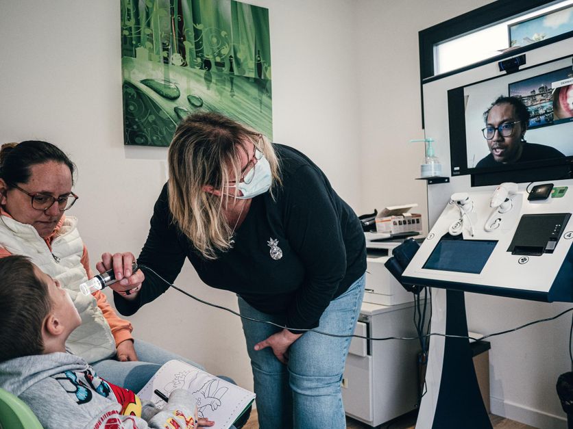En avril 2023 dans la commune des Attaques (Pas-de-Calais). Une infirmière assiste un jeune patient lors d’une téléconsultation.