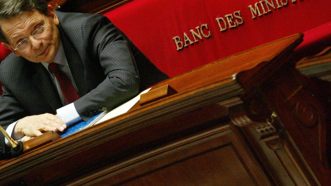 Jean-François Mattei, alors ministre de la Santé, le 19 octobre 2003, au banc des ministres à l'Assemblée nationale à Paris