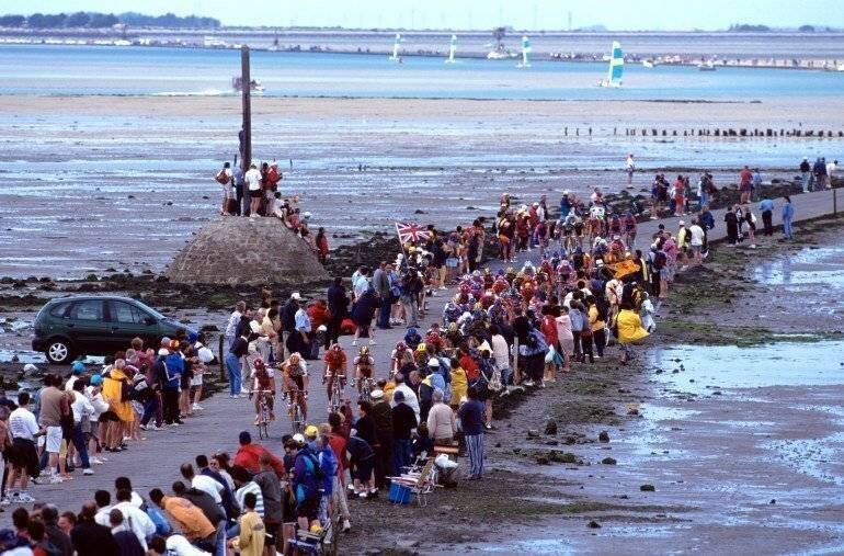 Peloton traversant le Passage du Gois lors du Tour de France 1999 entre Challans et Saint Nazaire