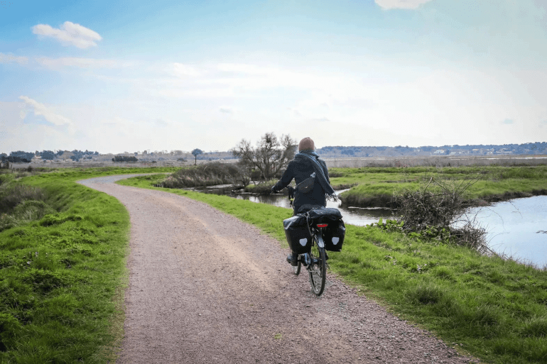 Cycleurs sur des pistes historiques du VéloDysée
