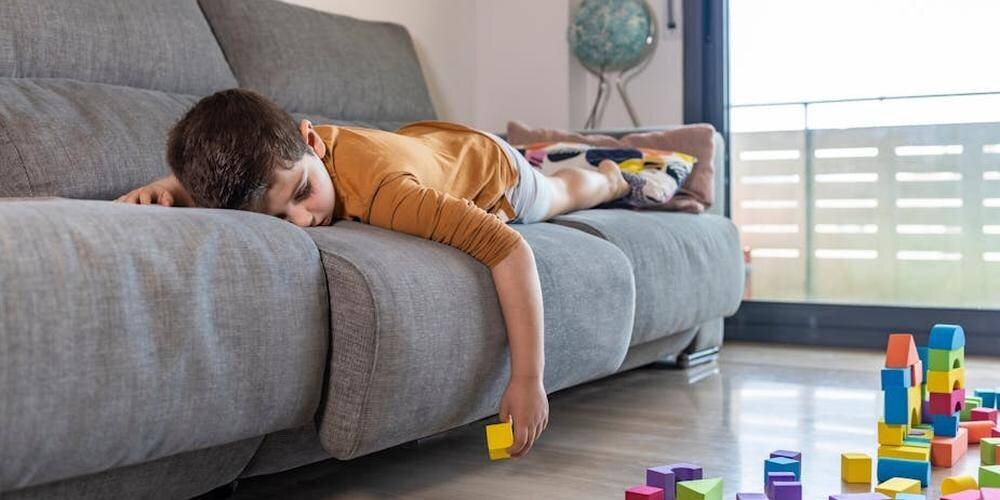 Maman, Papa, je m’ennuie : comment aider votre enfant à gérer son ennui pendant les vacances