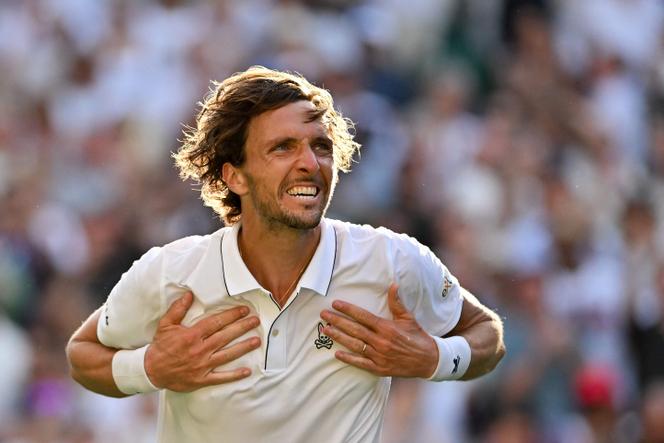 Le Français Arthur Rinderknech célèbre sa victoire face à l’Allemand Alexander Zverev au premier tour de Wimbledon, le 1er juin 2025.