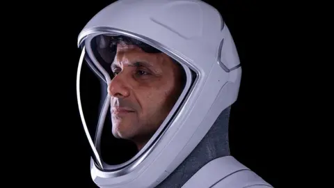 Le Capitaine de Groupe Shukhanshu Shukla en tenue spatiale