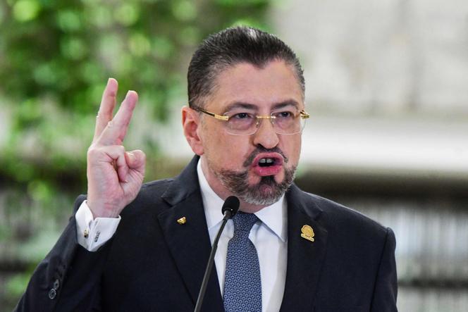 Le président du Costa Rica, Rodrigo Chaves, lors d’une conférence de presse à San José, le 23 avril 2025.