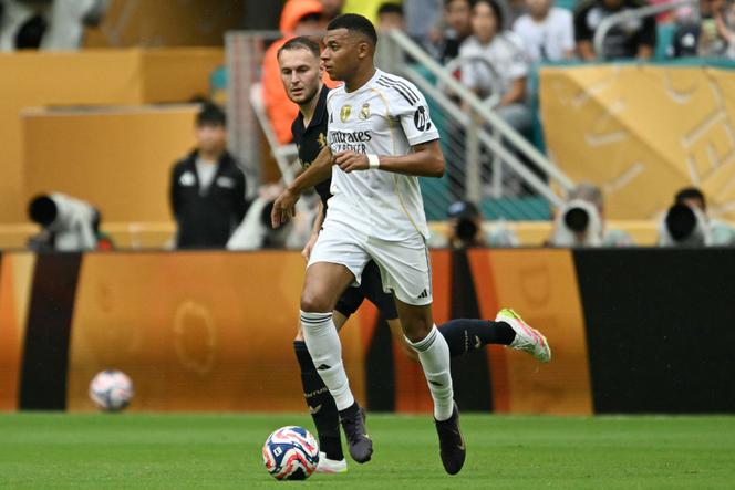 Kylian Mbappé après son entrée en jeu, lors du huitième de finale de la Coupe du monde des clubs entre le Real Madrid et la Juventus, le 1er juillet 2025, à Miami (Floride), aux Etats-Unis.