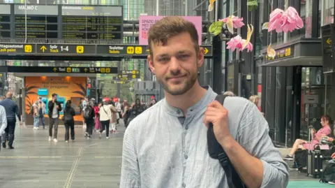 Oskar Damkjaer avec un sac à dos à la gare