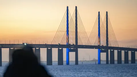 Le pont d'Öresund illuminé avec le drapeau suédois