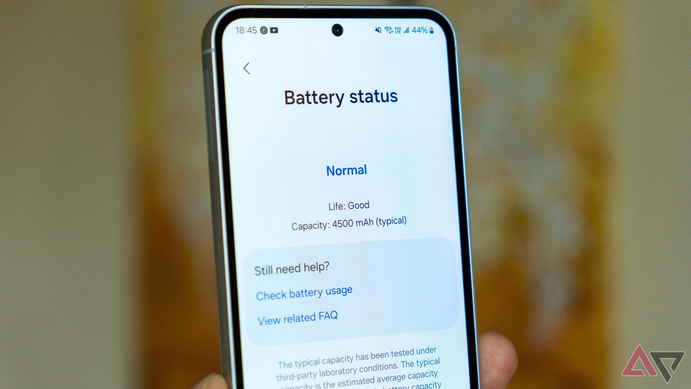 Un téléphone affichant une santé de batterie normale dans l'application Samsung Members