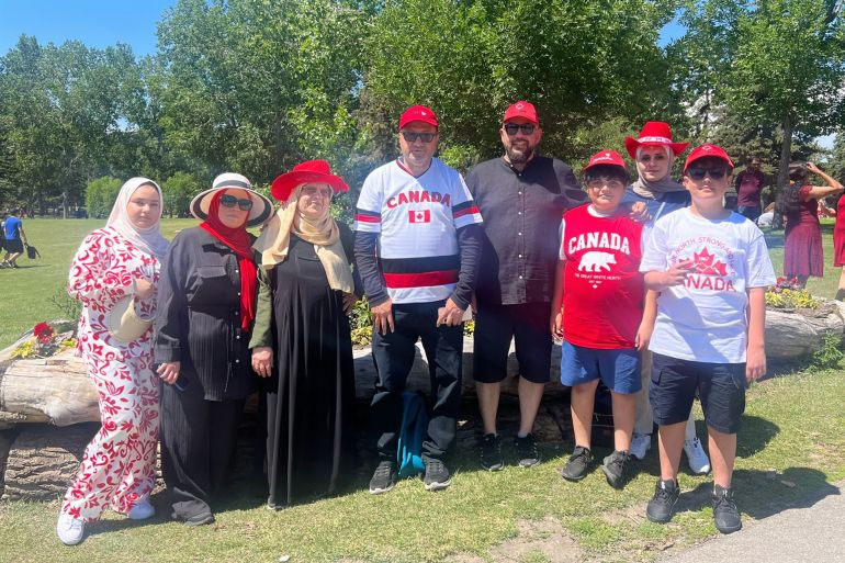 Famille Diab avec de nouveaux arrivants lors des célébrations au centre-ville de Calgary