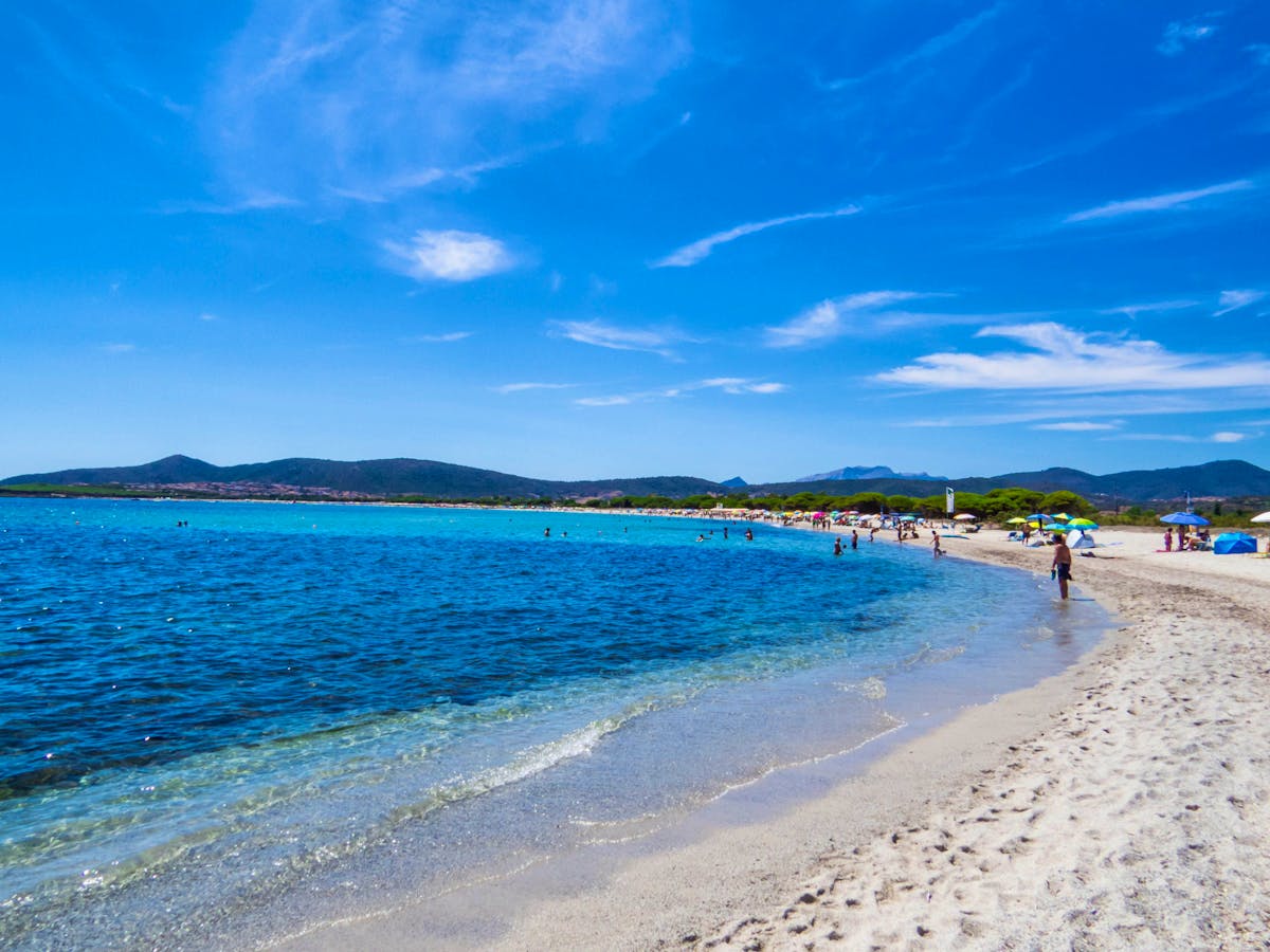 Un homme a fait un malaise sur la plage en Sardaigne en raison de la chaleur.