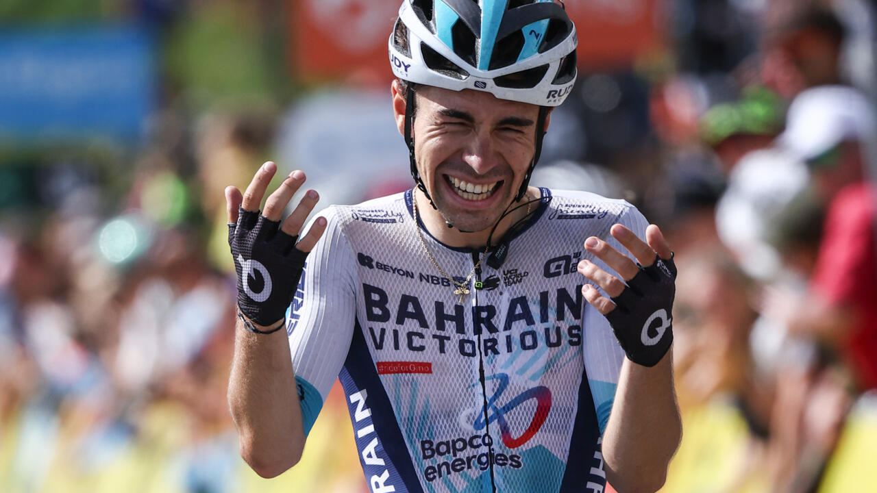 Lenny Martinez, 21 ans, lors de sa victoire lors de la 8e et dernière étape du Critérium du Dauphiné le 15 juin 2025 au Mont Cenis. Le grimpeur de poche de la Bahrein (1,68 m, 52 kg) sera au départ du Tour de France.