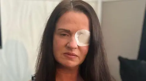 Kaylie Bailey avec un patch sur l'œil gauche