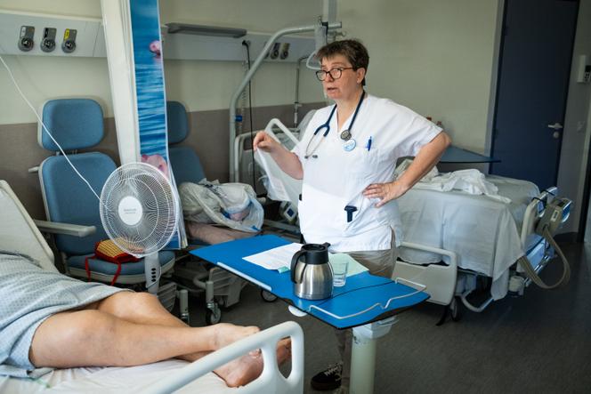 Catherine Le Gall, cheffe du service des urgences du centre hospitalier d’Argenteuil (Val-d’Oise), au chevet d’une patiente, le 1er Juillet 2025.