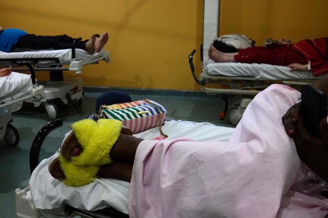 Des patients se reposent au service des urgences du centre hospitalier d’Argenteuil durant un jour de canicule, le 1er Juillet 2025