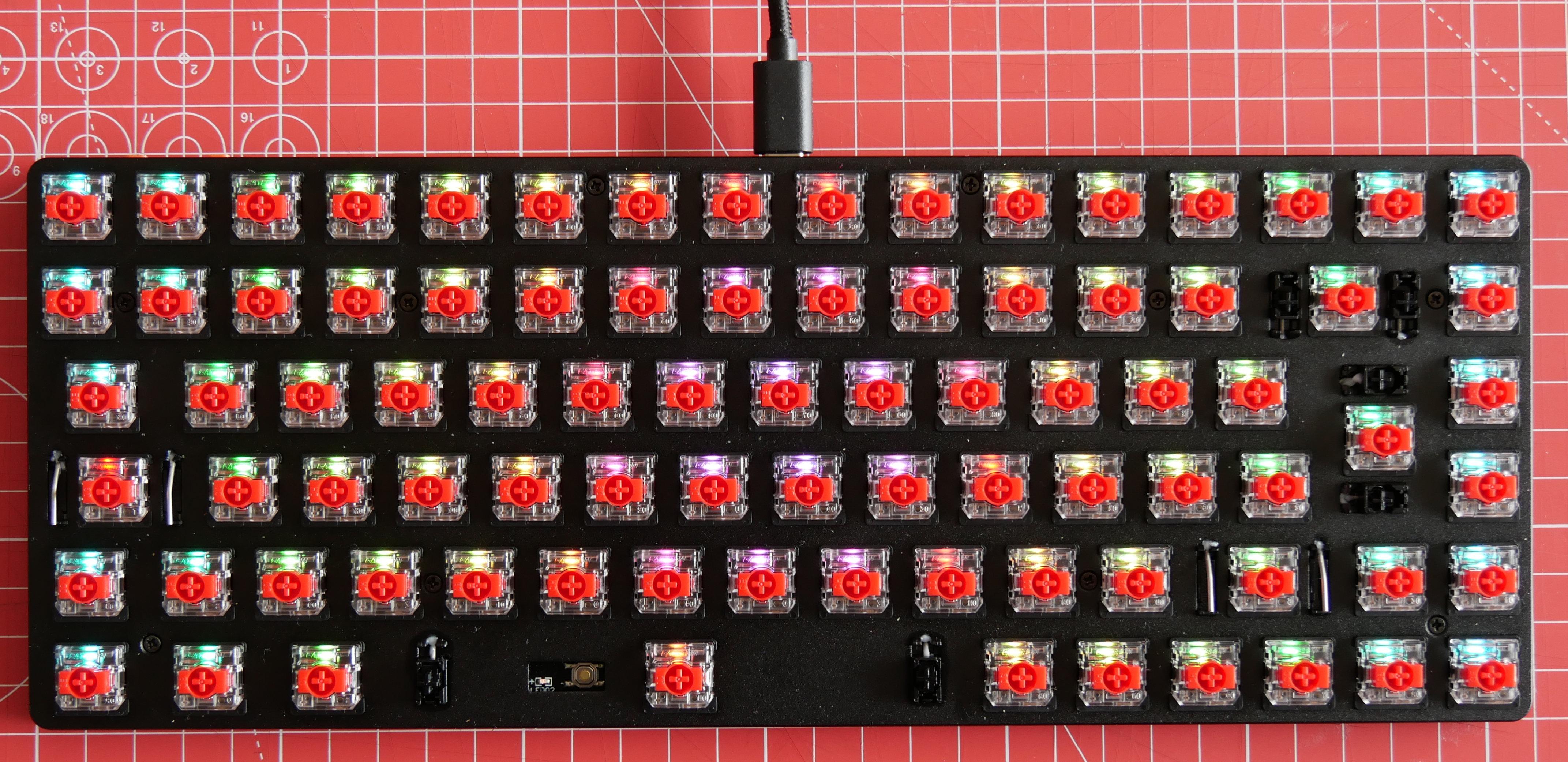 Le clavier Keychron K3 Pro, allumé, sans chapeaux de touches