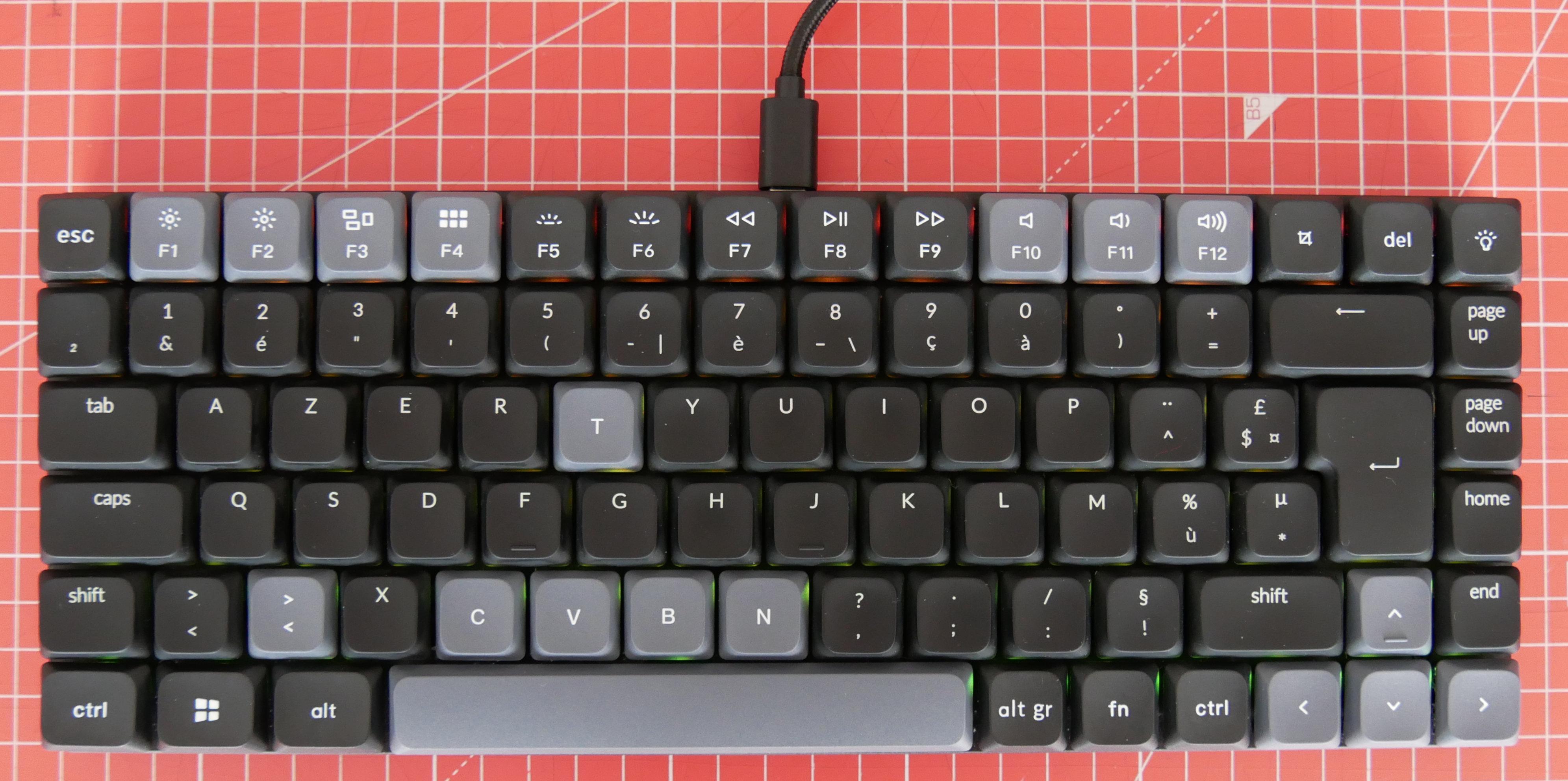 Photo du clavier K3 Pro, allumé, pendant une journée nuageuse