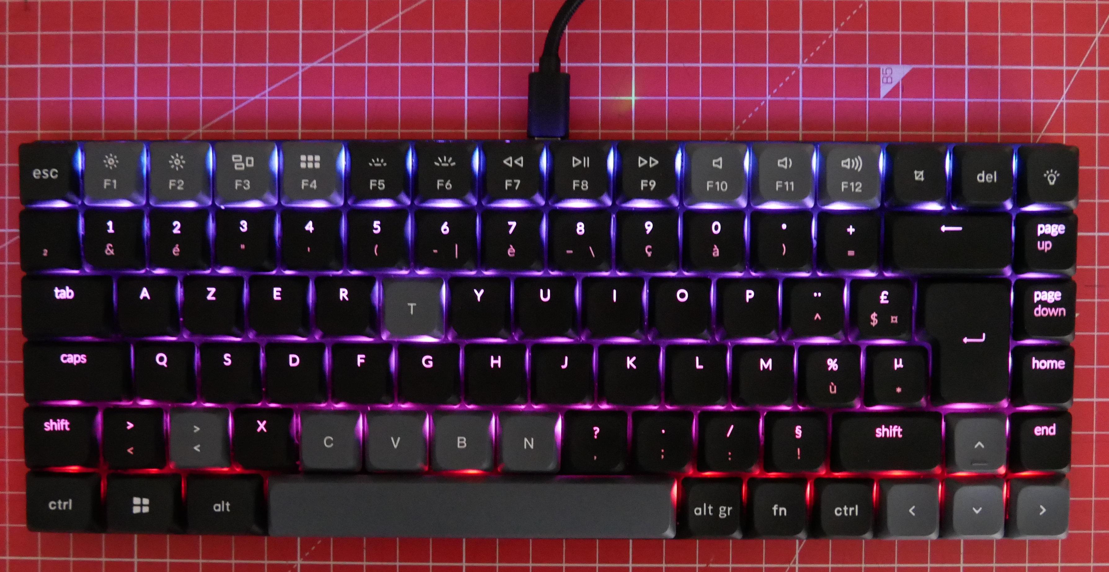 Claiver Keychron K3 Pro, allumé, dans la pénombre