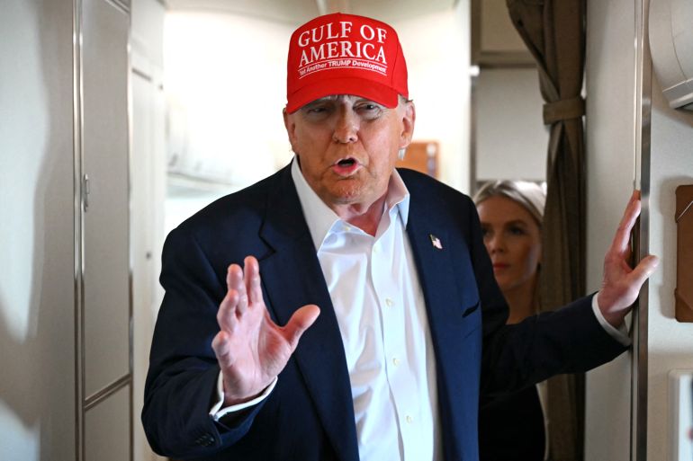 Donald Trump s'adressant à la presse à bord de l'Air Force One
