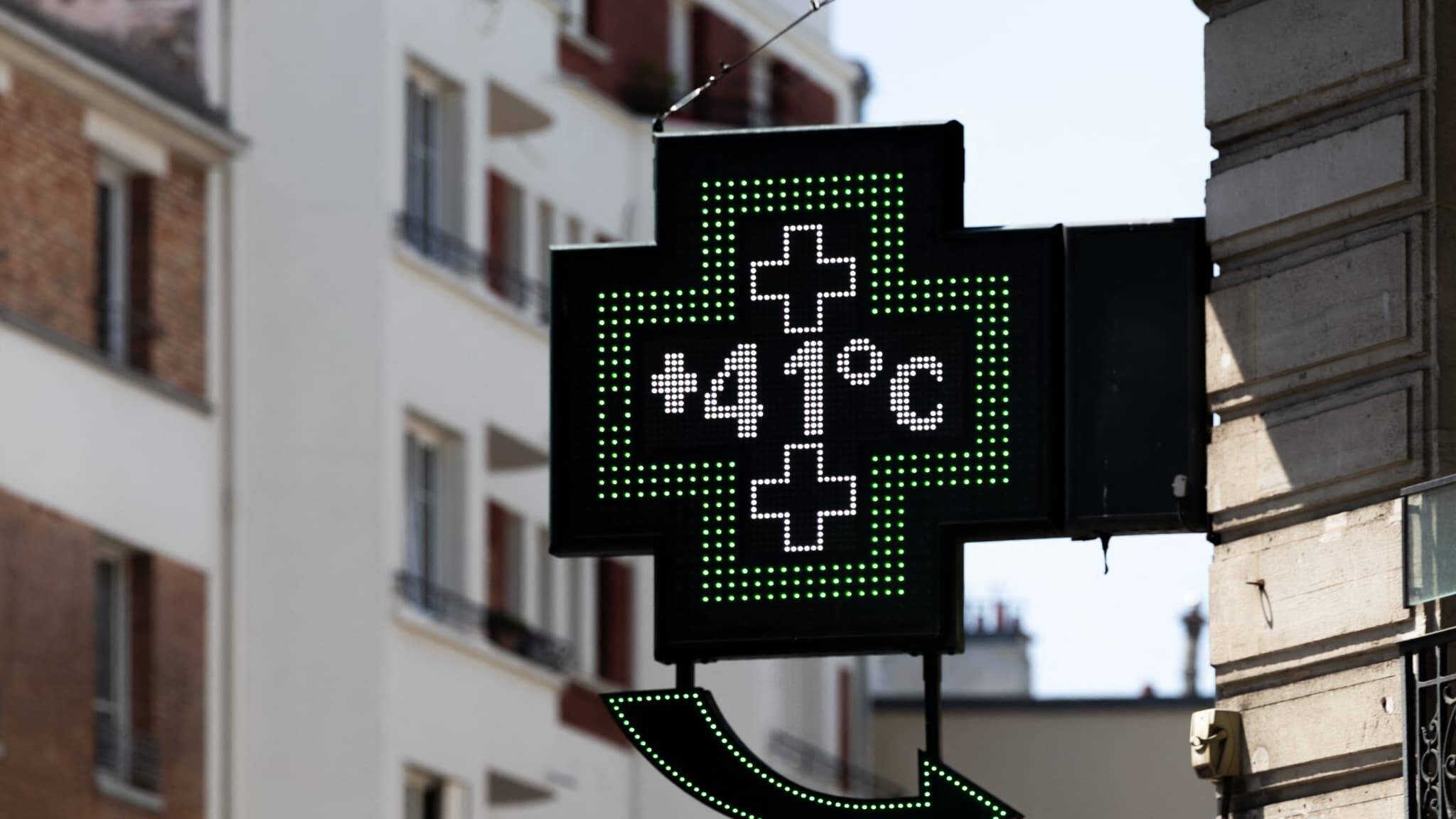 Pharmacie avec thermomètre extérieur à 41°C pendant la canicule