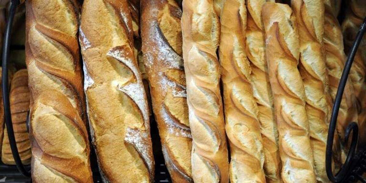 Boulangers et fleuristes dans leur boutique