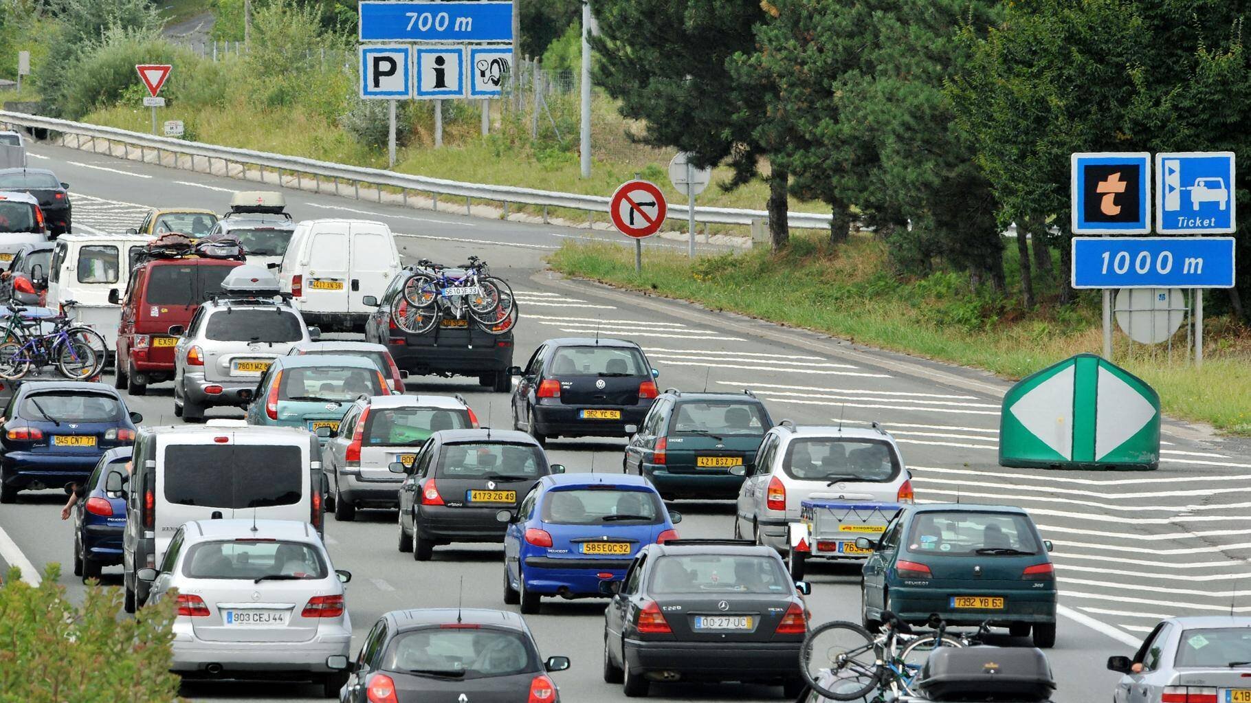 Bouchons sur l'autoroute en France durant le début des vacances d'été