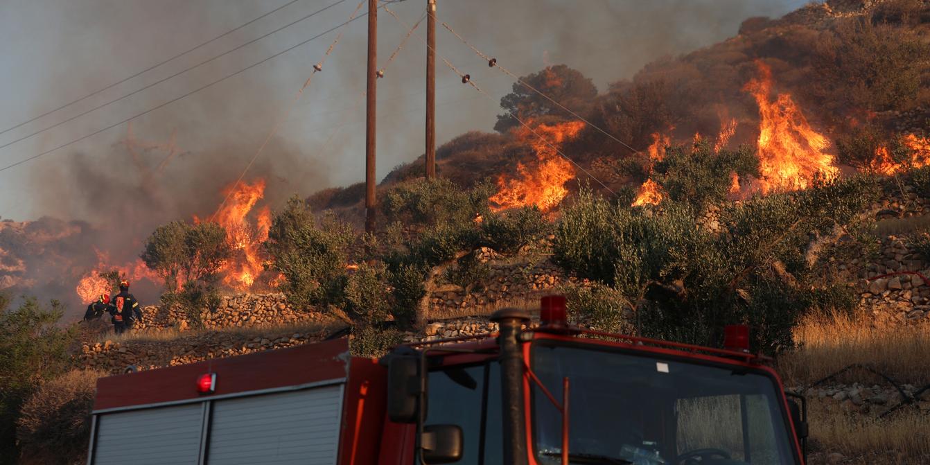 Flammes dévorant la végétation dans la région de Crète