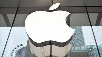 Le logo d'Apple, le 23 juin 2025 sur une boutique à Shanghai, en Chine. (HECTOR RETAMAL / AFP)