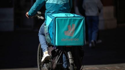 Un livreur de la plateforme de livraison de repas Deliveroo, le 18 mars 2025 à Toulouse (Haute-Garonne). (ED JONES / AFP)