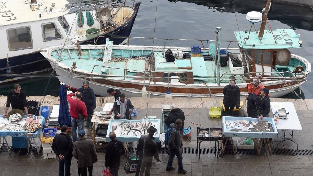 Le marché aux poissons du Vieux Port, à Marseille, le 24 décembre 2014