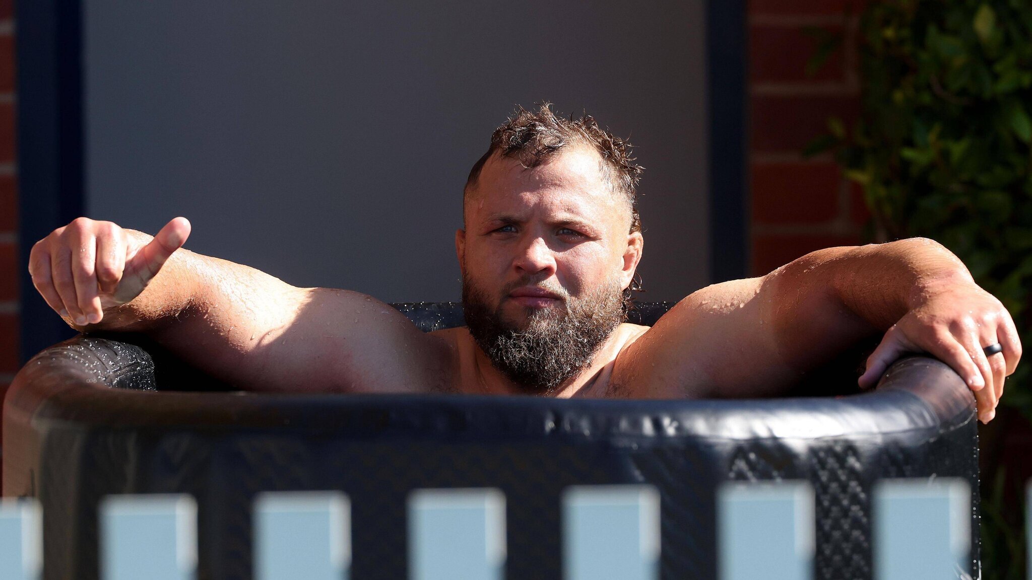 Pierre Schoeman dans un bain de glace à Brisbane