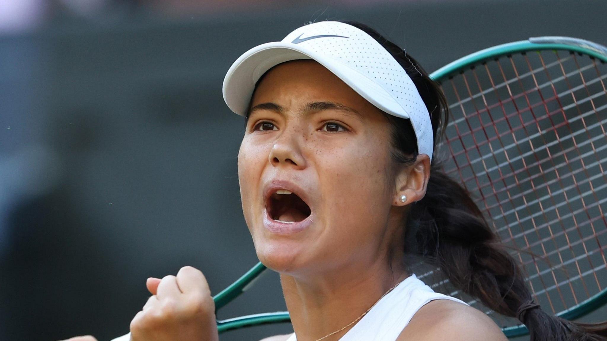 Emma Raducanu célèbre à Wimbledon