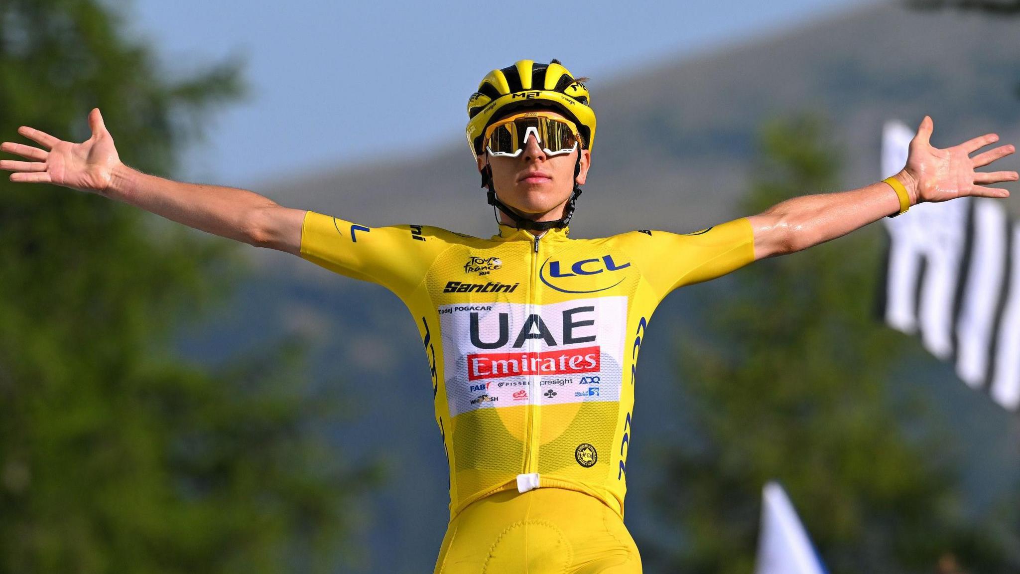 Tadej Pogacar célèbre sa victoire lors d'une étape du Tour de France 2024